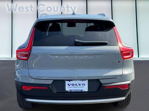 2025 Volvo XC40 B5 Core Bright Theme