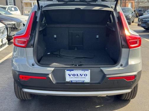 2025 Volvo XC40 B5 Core Bright Theme