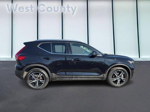 2025 Volvo XC40 B5 Core Bright Theme