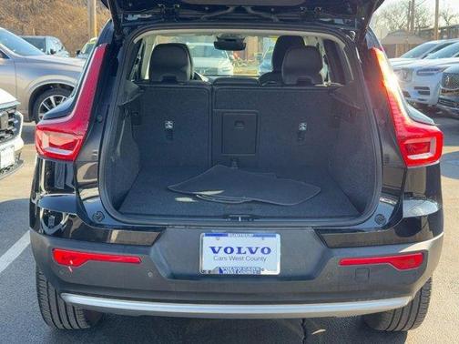 2025 Volvo XC40 B5 Core Bright Theme