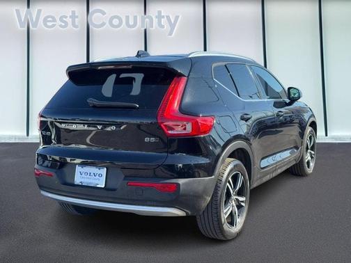 2025 Volvo XC40 B5 Core Bright Theme