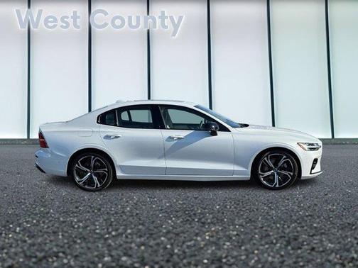 2023 Volvo S60 B5 Plus Dark Theme