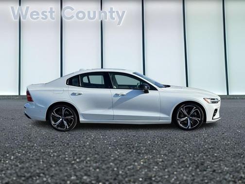 2023 Volvo S60 B5 Plus Dark Theme