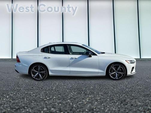 2023 Volvo S60 B5 Plus Dark Theme