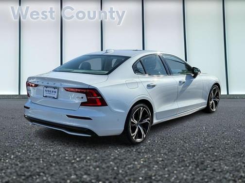 2023 Volvo S60 B5 Plus Dark Theme
