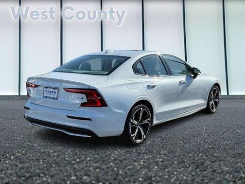2023 Volvo S60 B5 Plus Dark Theme