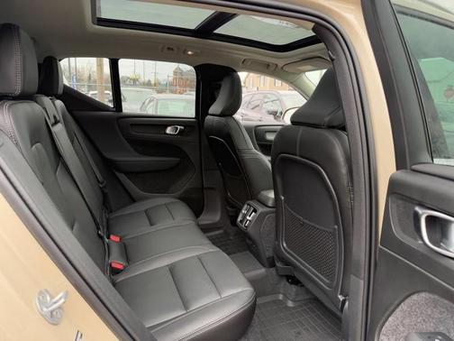 2025 Volvo XC40 B5 Plus Bright Theme