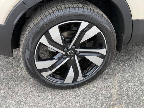 2025 Volvo XC40 B5 Plus Bright Theme