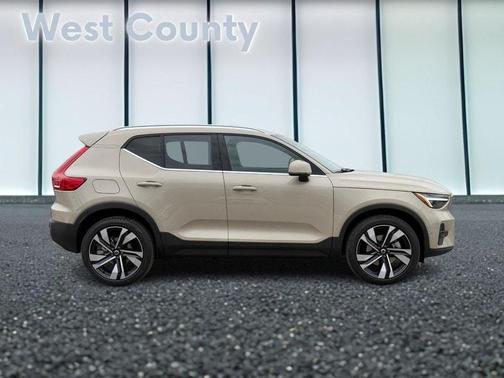 2025 Volvo XC40 B5 Plus Bright Theme