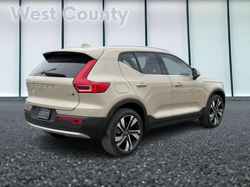 2025 Volvo XC40 B5 Plus Bright Theme