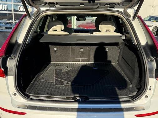 2023 Volvo XC60 B6 Ultimate Bright Theme