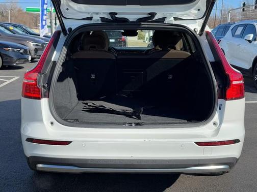 2025 Volvo V60 Cross Country B5 Plus
