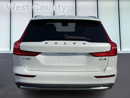 2025 Volvo V60 Cross Country B5 Plus