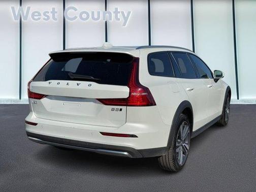 2025 Volvo V60 Cross Country B5 Plus