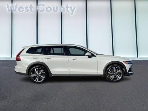 2025 Volvo V60 Cross Country B5 Plus