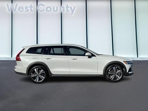 2025 Volvo V60 Cross Country B5 Plus