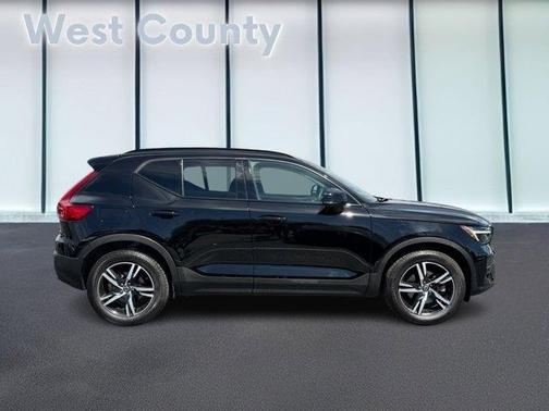 2023 Volvo XC40 B5 Plus Dark Theme