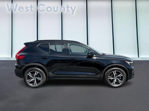 2023 Volvo XC40 B5 Plus Dark Theme