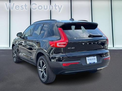2023 Volvo XC40 B5 Plus Dark Theme