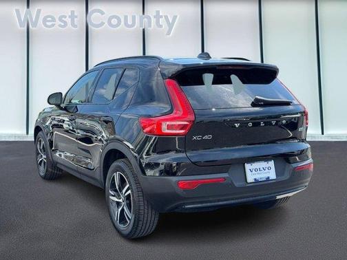2023 Volvo XC40 B5 Plus Dark Theme
