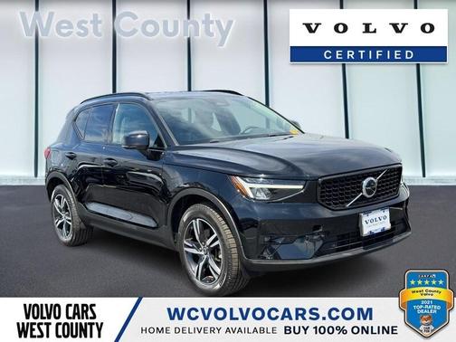 2023 Volvo XC40 B5 Plus Dark Theme