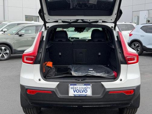Crystal White 2021 Volvo XC40 T5 R-Design