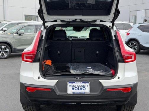 Crystal White 2021 Volvo XC40 T5 R-Design