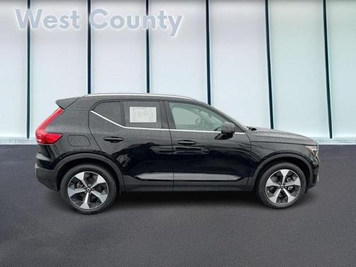 2025 Volvo XC40 B5 Core Bright Theme