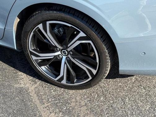 2024 Volvo S60 B5 Ultimate Dark Theme