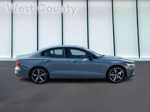 2024 Volvo S60 B5 Ultimate Dark Theme