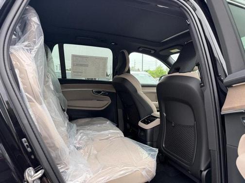Onyx Black Metallic 2026 Volvo XC90 Plug-In Hybrid T8 Plus 7-Seater
