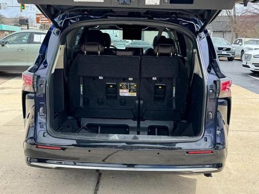 2023 Toyota Sienna Platinum 7 passenger