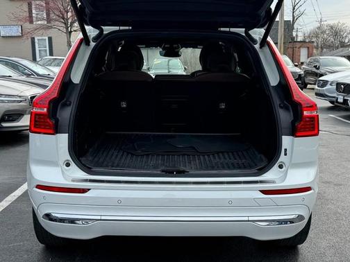2023 Volvo XC60 B5 Ultimate Bright Theme