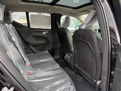 2025 Volvo XC40 B5 Core Bright Theme