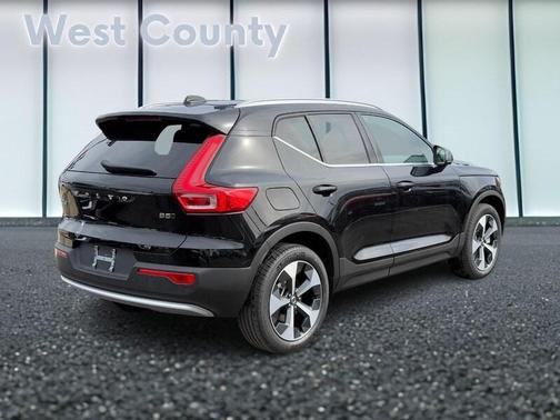 2025 Volvo XC40 B5 Core Bright Theme