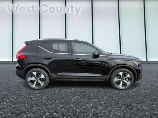 2025 Volvo XC40 B5 Core Bright Theme