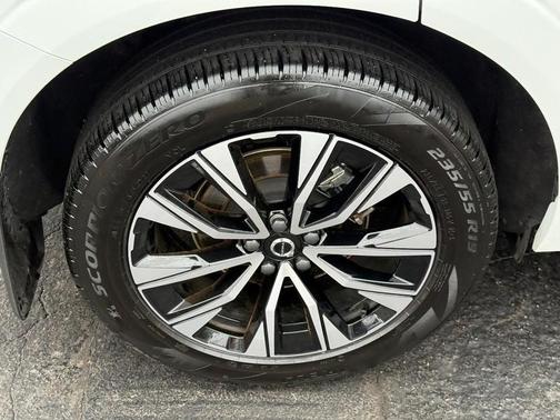 2024 Volvo XC60 B5 Plus Dark Theme