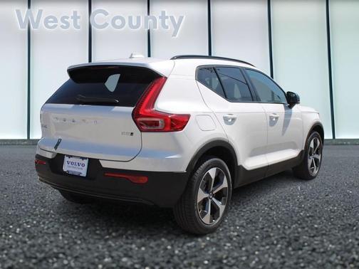 2025 Volvo XC40 B5 Plus Dark Theme