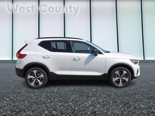 2025 Volvo XC40 B5 Plus Dark Theme
