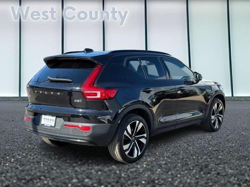 2025 Volvo XC40 B5 Plus Dark Theme