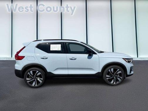 Crystal White Pearl 2025 Volvo XC40 B5 Ultra Dark Theme
