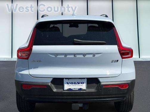 Crystal White Pearl 2025 Volvo XC40 B5 Ultra Dark Theme
