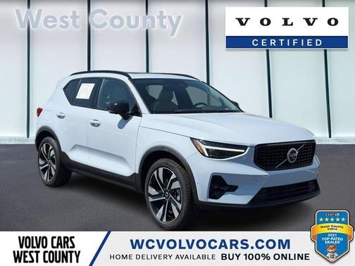 Crystal White Pearl 2025 Volvo XC40 B5 Ultra Dark Theme