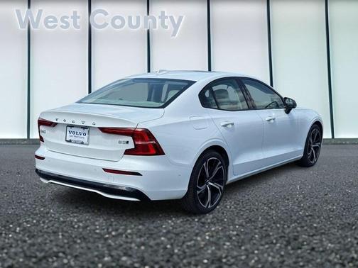 2024 Volvo S60 B5 Plus Dark Theme