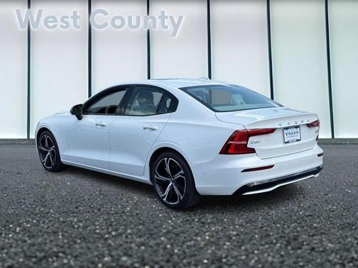 2024 Volvo S60 B5 Plus Dark Theme