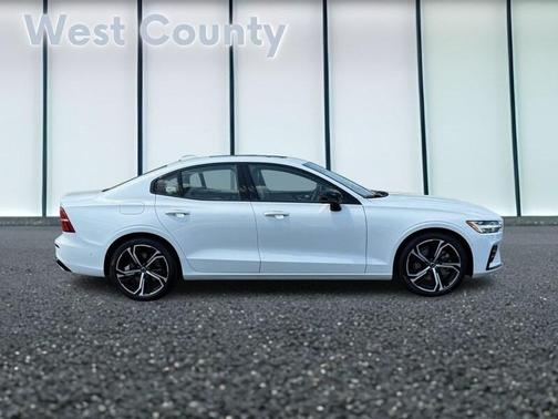 2024 Volvo S60 B5 Plus Dark Theme