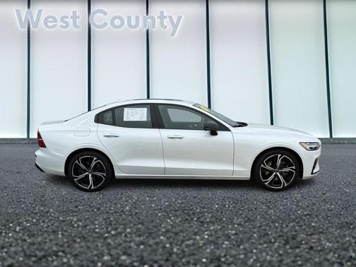 2024 Volvo S60 B5 Plus Dark Theme