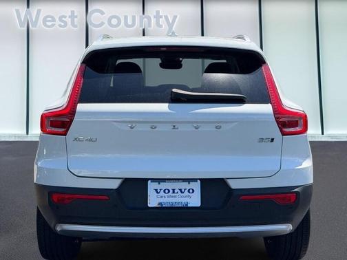 Crystal White Pearl 2025 Volvo XC40 B5 Core Bright Theme