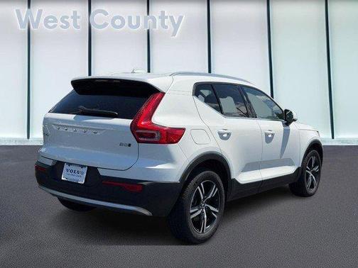 Crystal White Pearl 2025 Volvo XC40 B5 Core Bright Theme