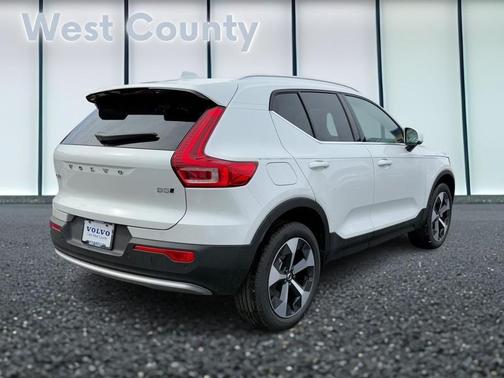2025 Volvo XC40 B5 Core Bright Theme
